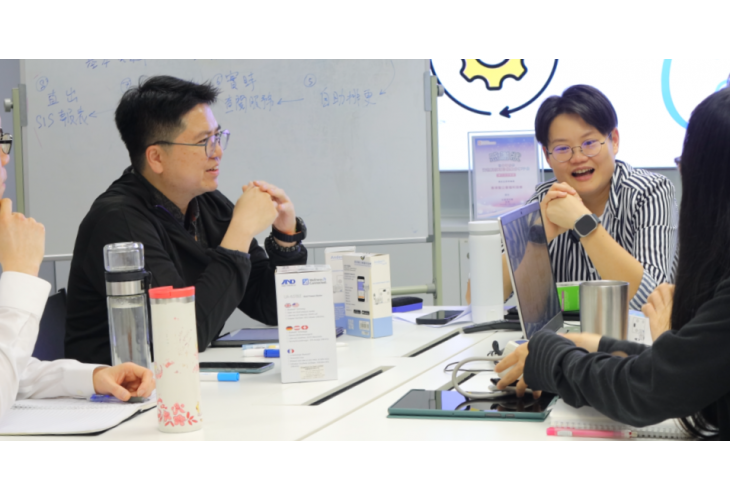 資訊科技部經常為完善系統展開討論