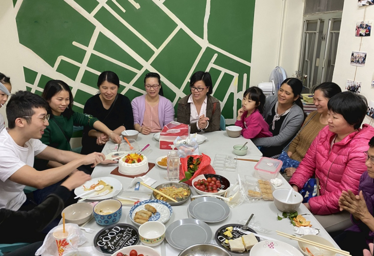 住戶預備餸菜為鄰舍慶祝生日