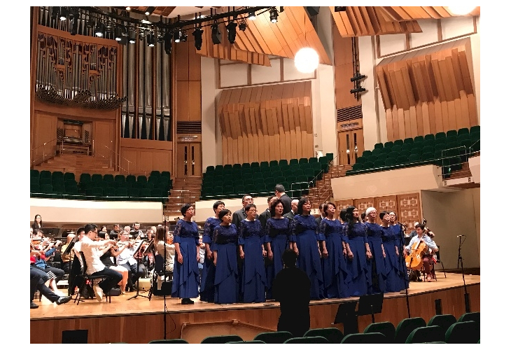 彩齡學院中央合唱團與香港管弦樂團進行演出前最後綵排