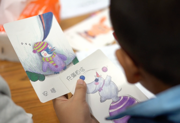 孩子利用情緒咭記下活動當天的心情