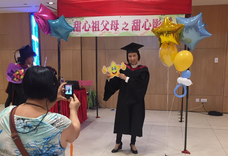 「甜心祖父母」學員穿上畢業袍留影