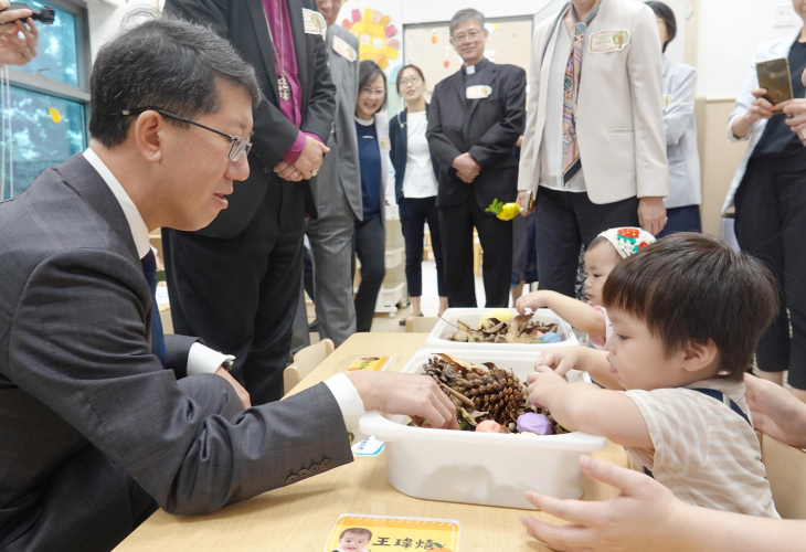 杜永恒署長與幼兒互動