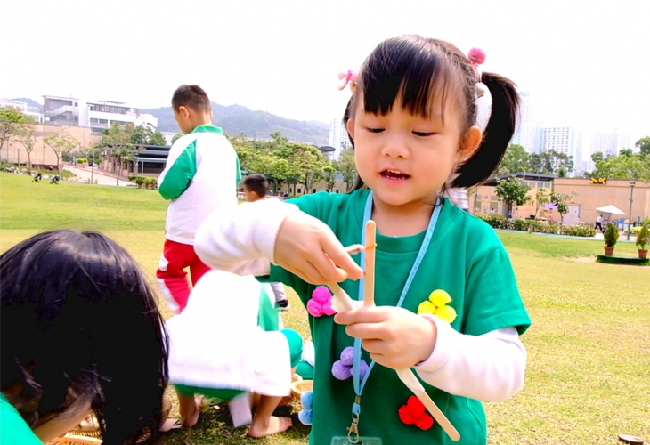 幼兒以雪條棒製作丫叉，玩射擊遊戲