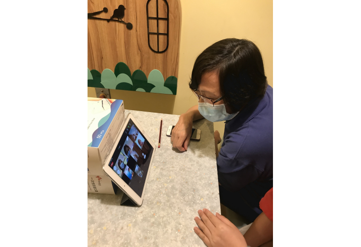 「鳳姐」在新冠肺炎疫情期間定時定候利用Zoom與一班會員談天說地