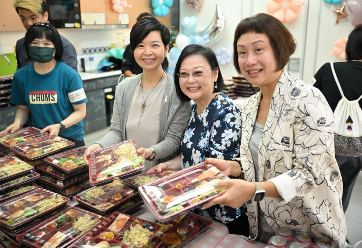 房屋局局長何永賢女士（右三）、福利協會總幹事劉冼靜儀女士（右二）、華懋集團企業體驗總裁鍾慧敏女士（右一）