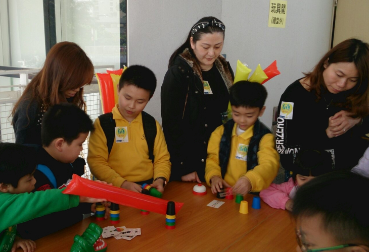 家長和小朋友一起玩遊戲