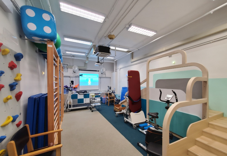 全新裝修的治療室設有新款訓練儀器及小型攀石牆
