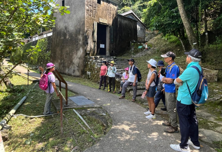 在長者導師的帶領下，「情意慢活行」的參加者一同漫步山林，在慢活的節奏中重新認識與感受香港的自然生態
