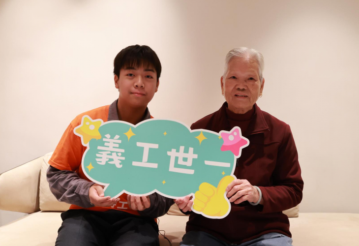 義工金獎得主郭旻瑧（左）及蕭亞意婆婆（右），展現跨越年齡界限的義工精神