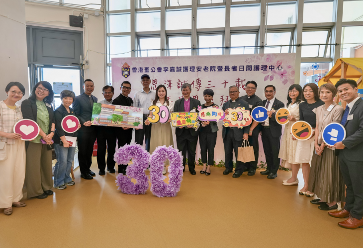 陳大主教、范晋豪座堂主任牧師(左六)、葉錦輝法政牧師(右七)、福利協會副總幹事文孔義先生(右五)與各嘉賓留影。