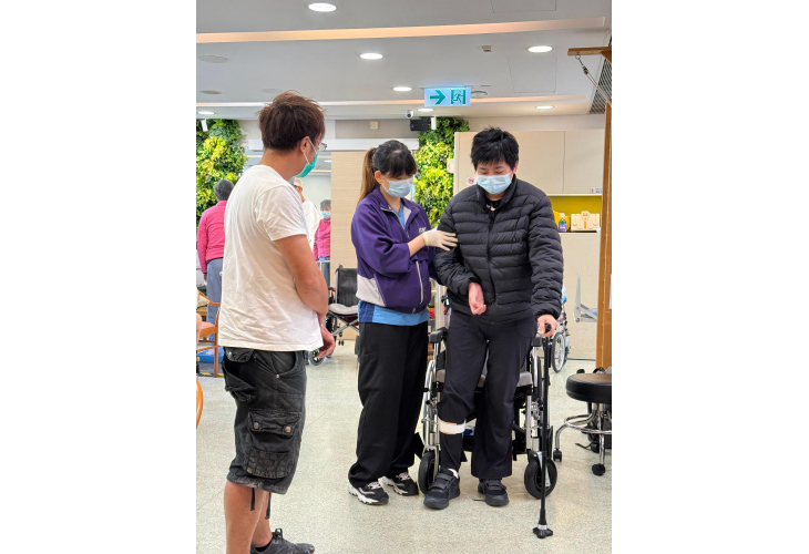在家人與大樓團隊的支持下，耀群一步步重拾信心