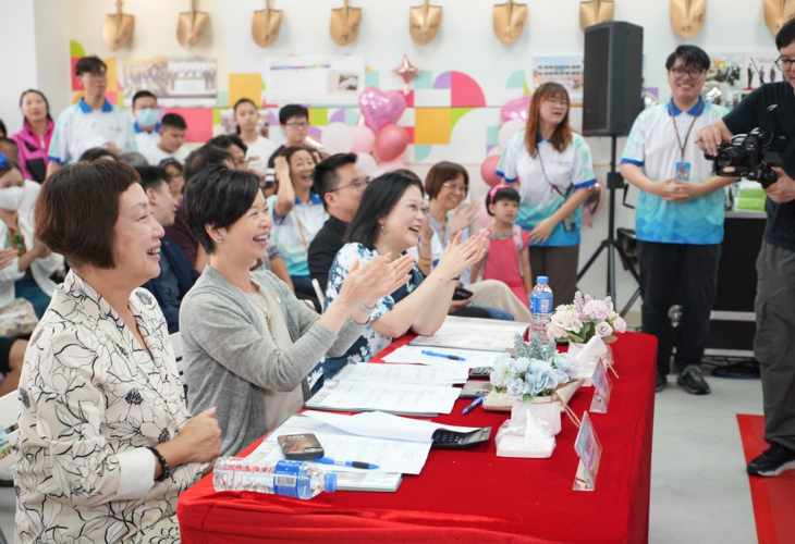 舞台上才藝表演精采絕倫，台下觀眾掌聲不斷。