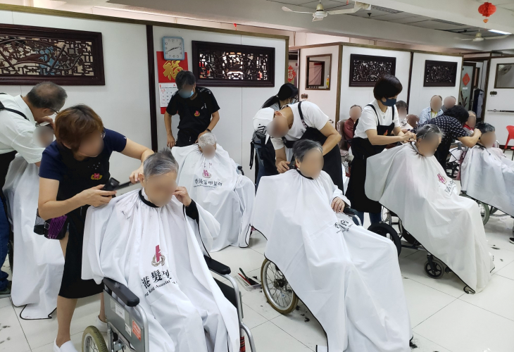 義工到院舍為長者剪髮