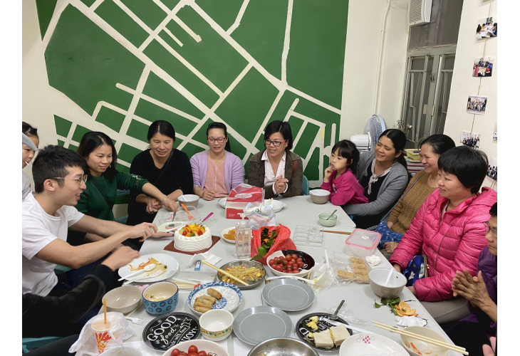 住戶預備餸菜為鄰舍慶祝生日