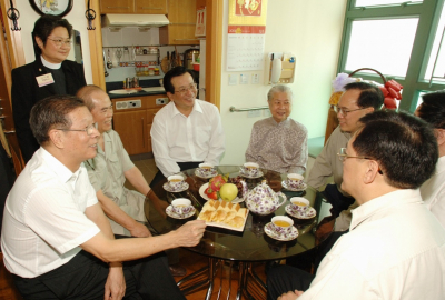 國家副主席曾慶紅在行政長官曾蔭權陪同下，參觀香港房屋協會透過「長者安居樂住屋計劃」為中等收入長者設計的屋苑—彩頤居