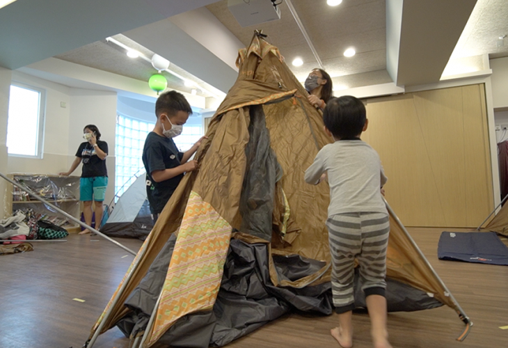 同學跟導師合地架起營幕