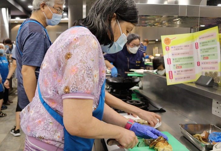 卓雅重拾洗、切等基本煮食技能