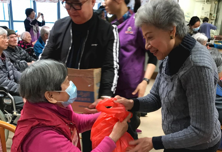 老友記獲贈福袋和利是