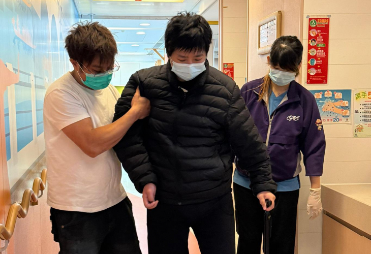 在家人與大樓團隊的支持下，耀群一步步重拾信心