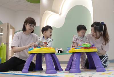 香港聖公會深水埗幼兒中心職員悉心照顧嬰兒