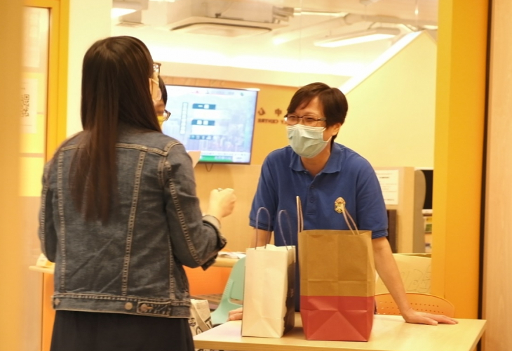 人稱「鳳姐」的呂鳳媛，是中心的常務員