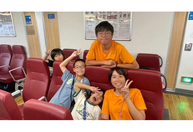 Summer Coach的小導師帶領小朋 友到坪洲進行戶外活動，在真實 環境中累積經驗